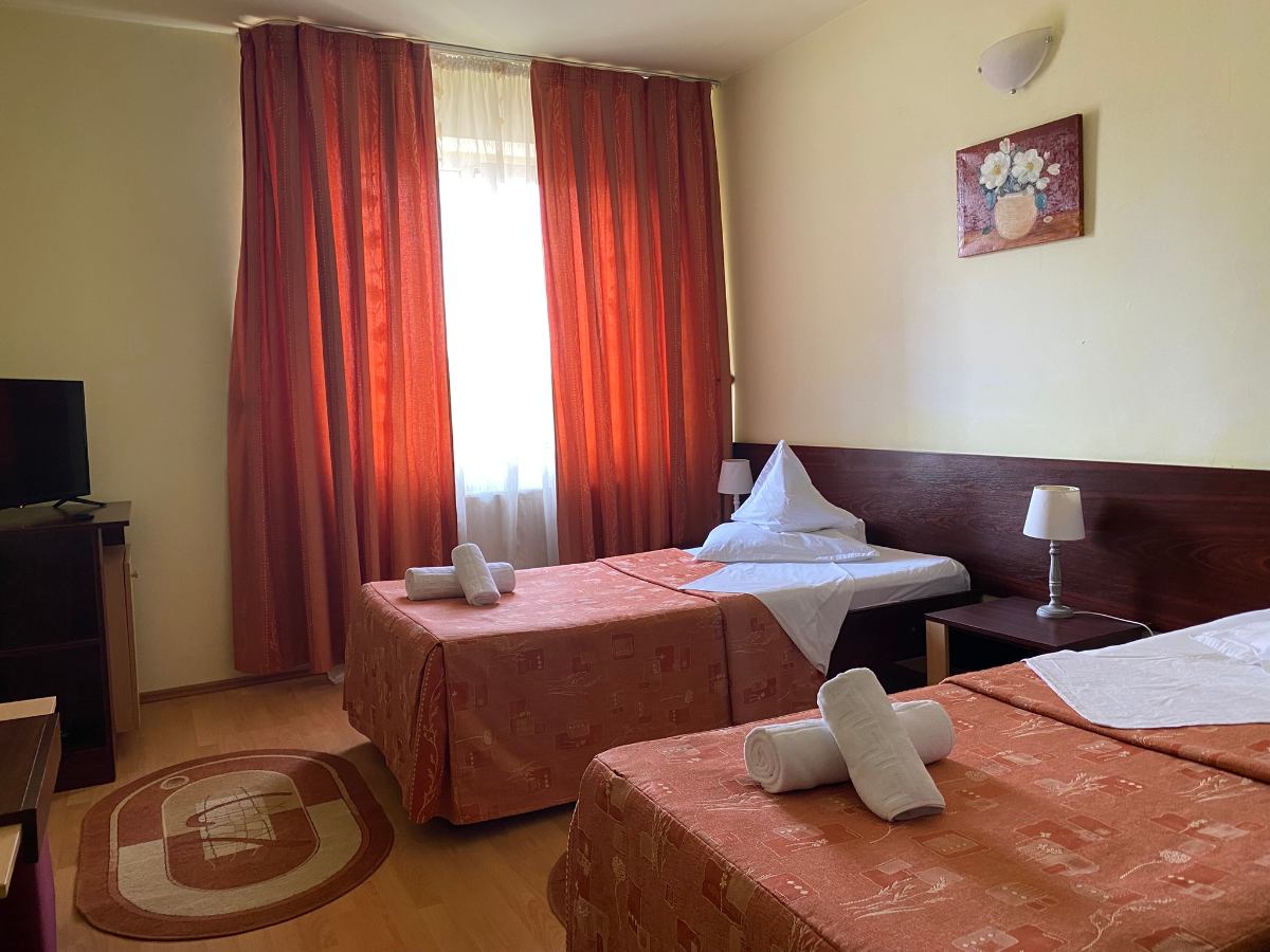Camera single Hotel Decebal Brașov - imagine 2