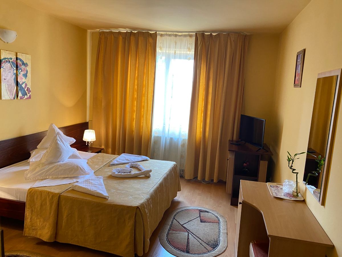Camera matrimonială Hotel Decebal Brașov - imagine 4