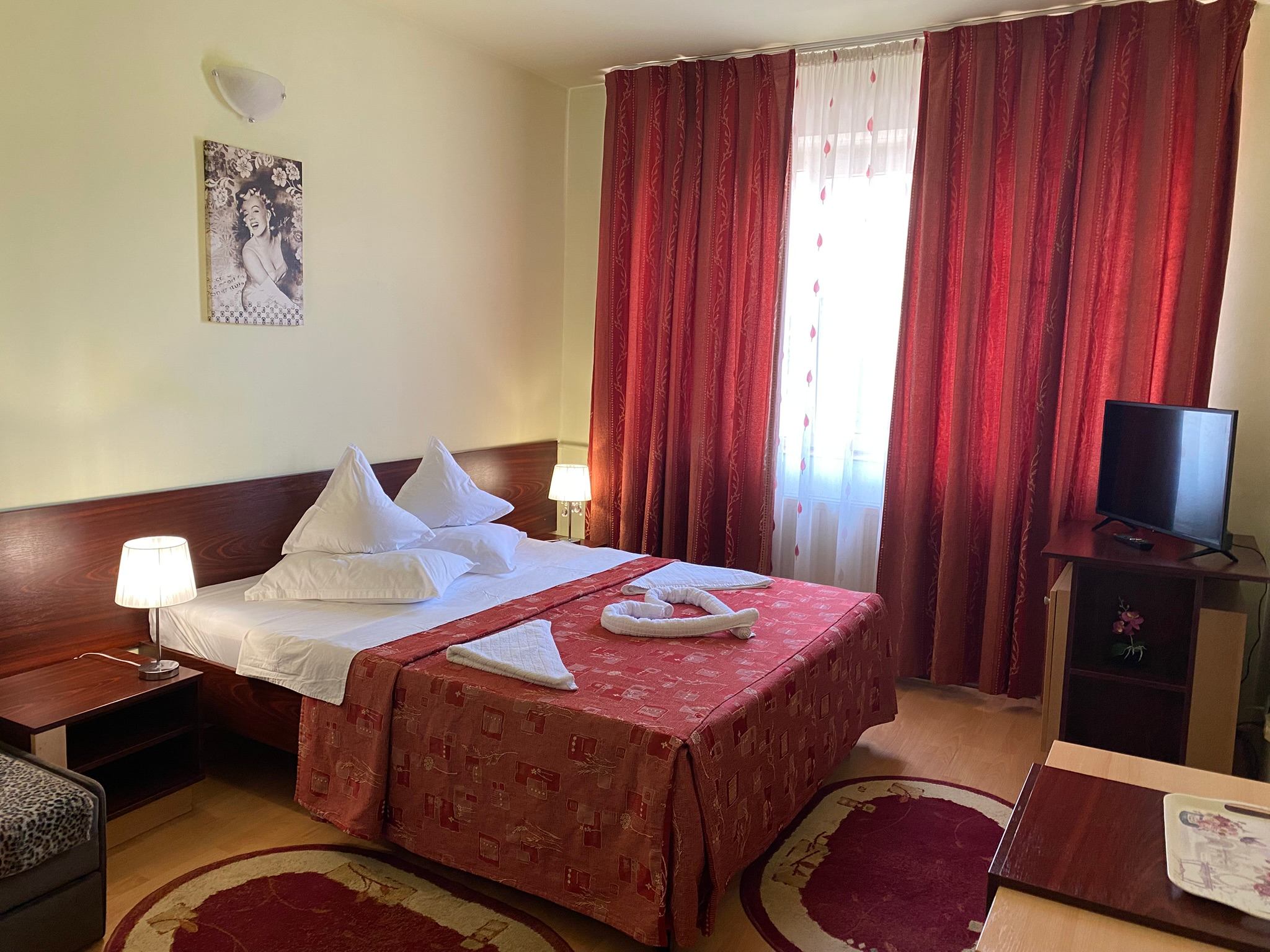 Camera matrimonială Hotel Decebal Brașov - imagine 5