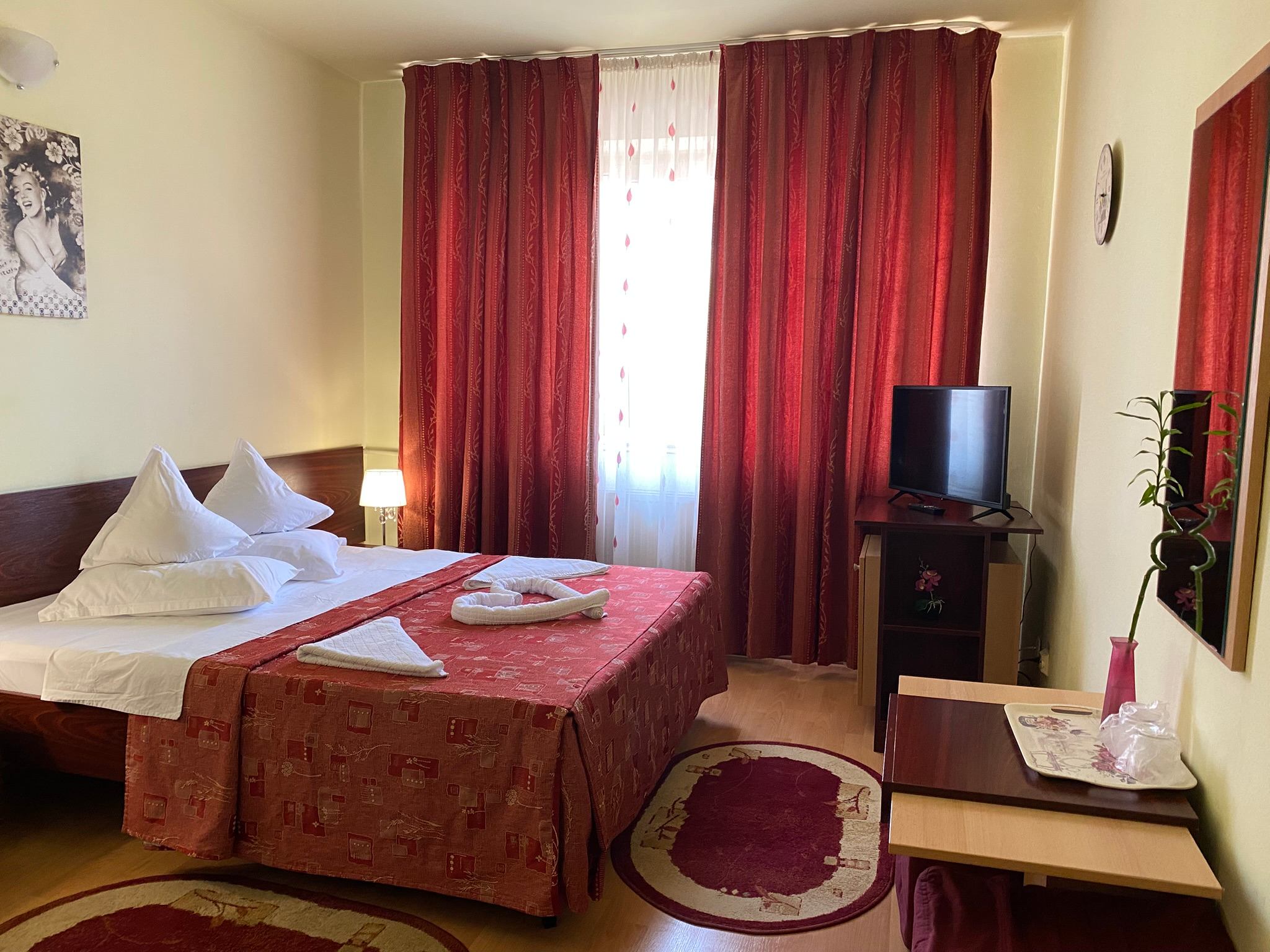 Camera matrimonială Hotel Decebal Brașov - imagine 6