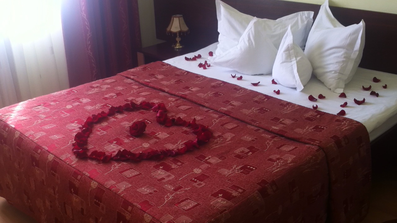 Camera matrimonială Hotel Decebal Brașov - imagine 8
