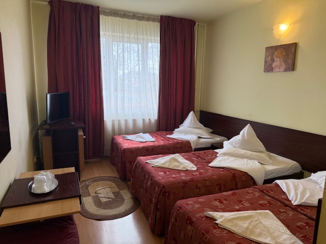 Camera triplă Hotel Decebal Brașov - imagine 2